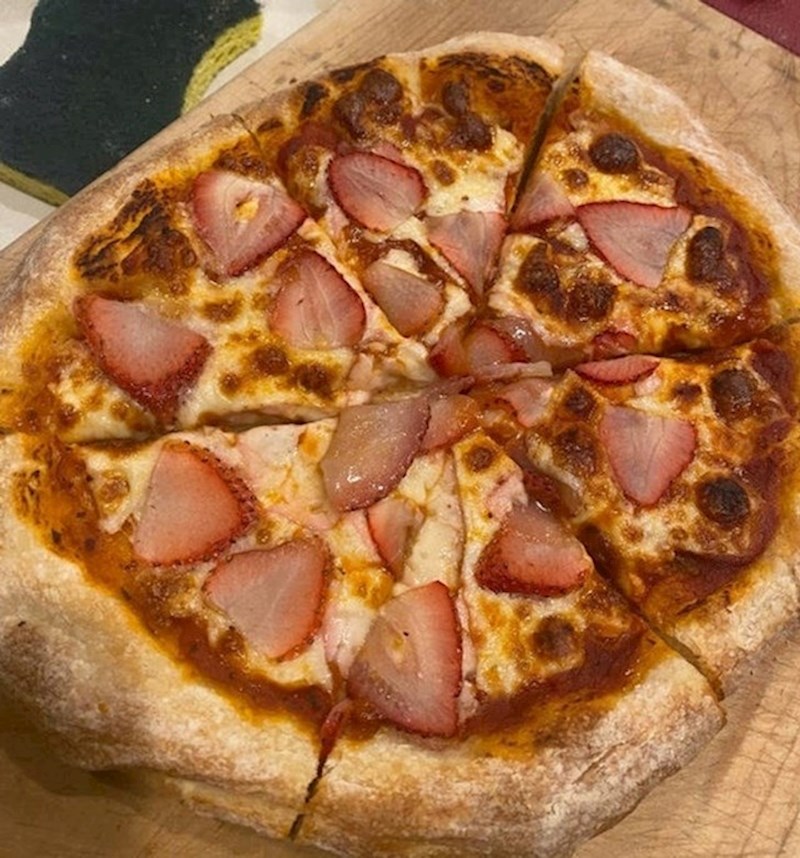 4. "Moj prijatelj jučer je stavio jagode na pizzu!"