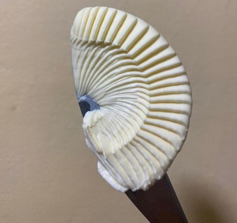 10. Zagrabila sam margarin nožem i formirala zanimljiv oblik