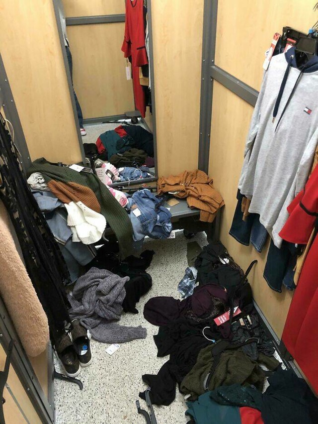 9. Netko je napravio kaos u kabini za presvlačenje