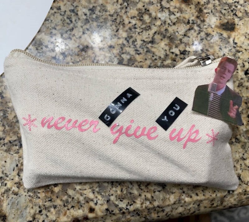 13. Moja cura ostavila je kozmetičku torbicu kod mene. Nisam mogao odoljeti...