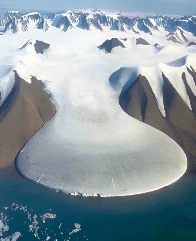 Ledenjački jezik poznat kao Elephant Foot Glacier nalazi se na Grenlandu