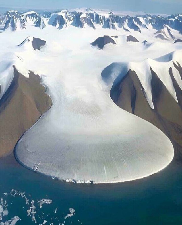 Ledenjački jezik poznat kao Elephant Foot Glacier nalazi se na Grenlandu