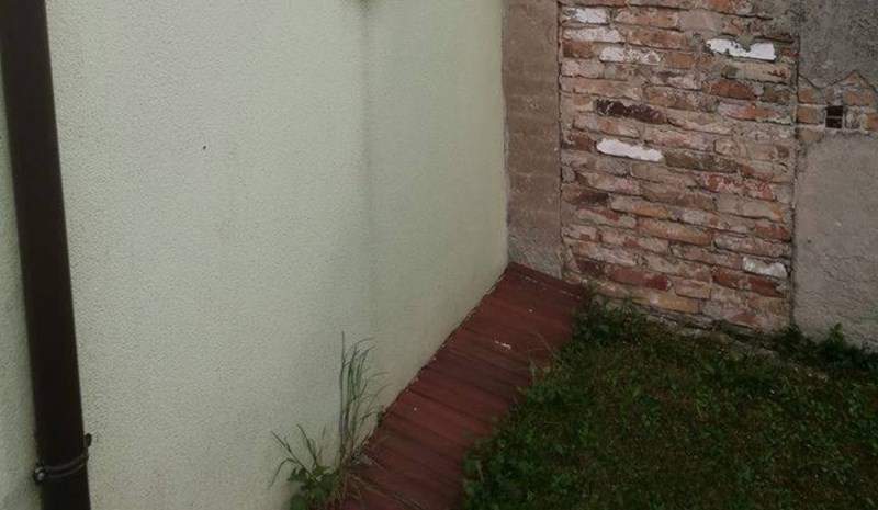 Tisuće ljudi lajkaju fotku prozora na nečijoj kući, urnebesan prizor obišao je cijeli Balkan