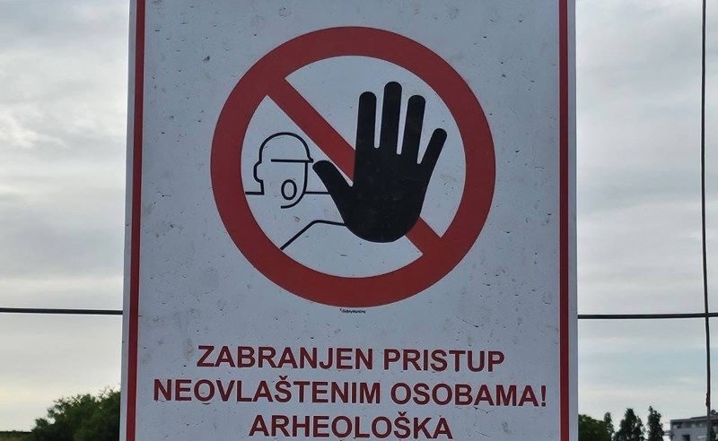 Netko je na žičanoj ogradi primijetio čudnovato upozorenje, obratite pažnju na zadnju rečenicu