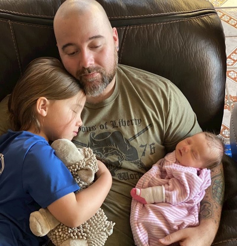 1. "Našoj obitelji pridružila se još jedna djevojčica. Srećom, nismo imali problema s ljubomorom, tata ima dovoljno ljubavi za obje!"🥰