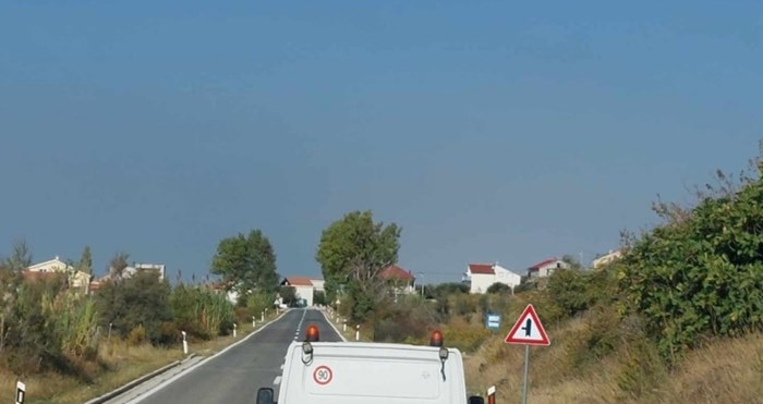 Način na koji kamion prevozi šljunak šokirao je cijelu Hrvatsku, morate vidjeti ovo suludo rješenje