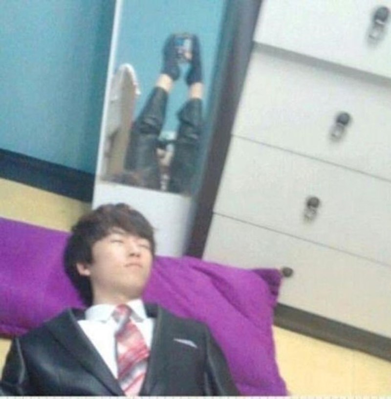 Tip je u opis fotke stavio da ga je "cura fotkala dok je spavao". Sve bi to bilo super, da odraz u ogledalu ne sugerira drugačije...