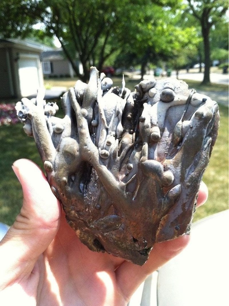 12. Krhotina asfalta u kojeg je udarila munja