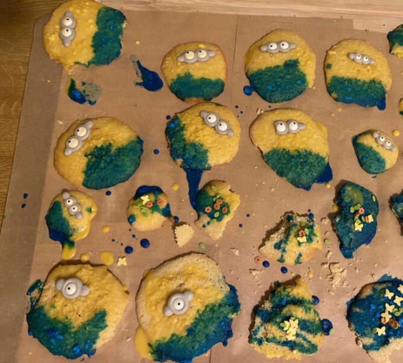 2. Moja cura pokušala je ispeći keksiće u obliku Miniona