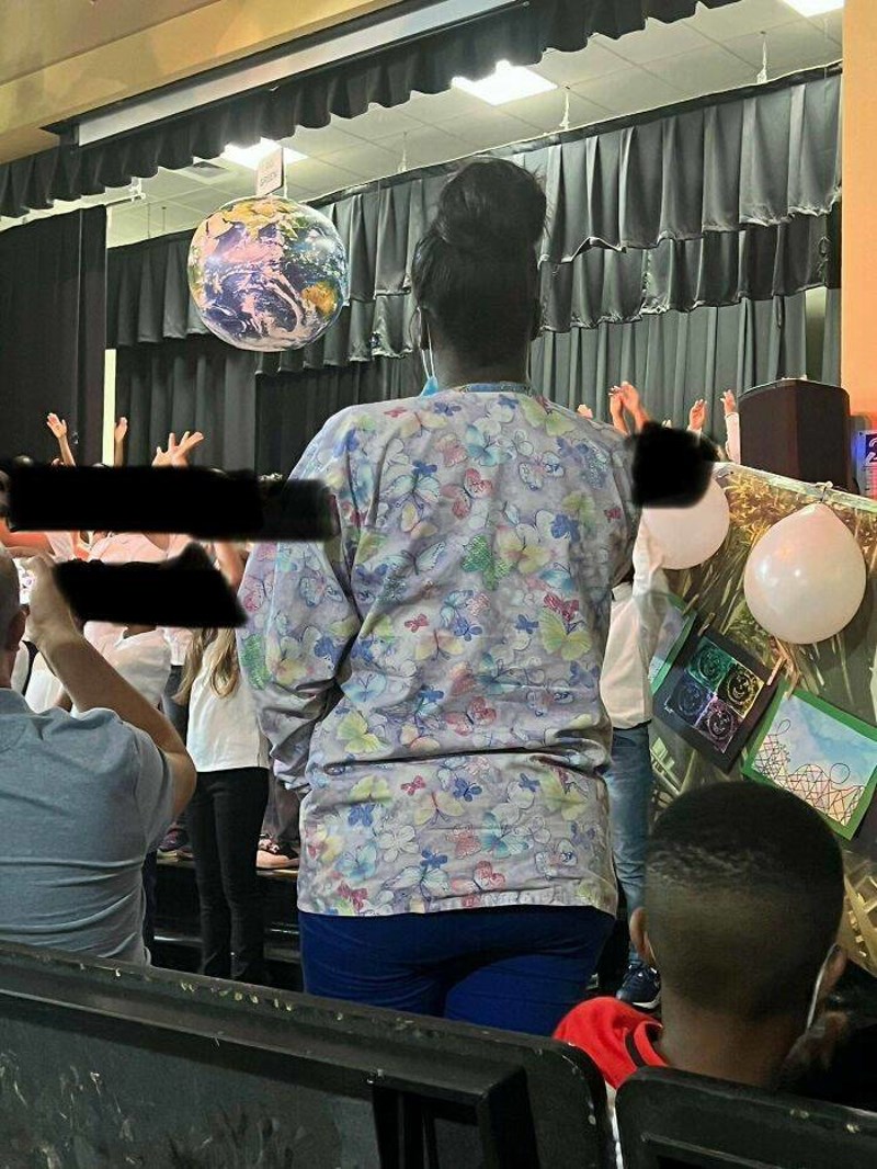 6. Žena koja je za vrijeme dječje priredbe ustala i upropastila pogled roditeljima iza nje