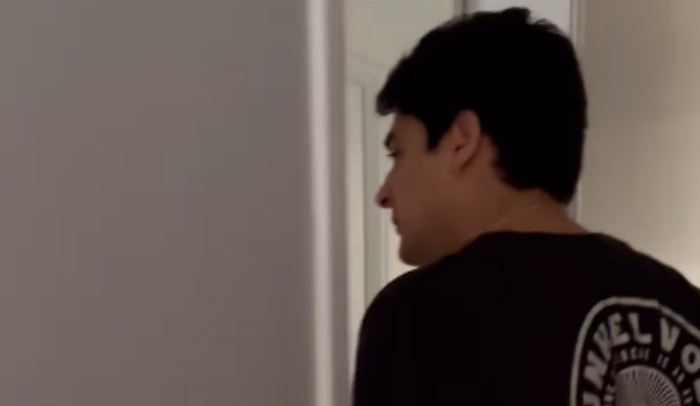 Tip je iznenadio curu s kojom je u vezi na daljinu i došao joj u spavaću sobu, ovome se nije nadao