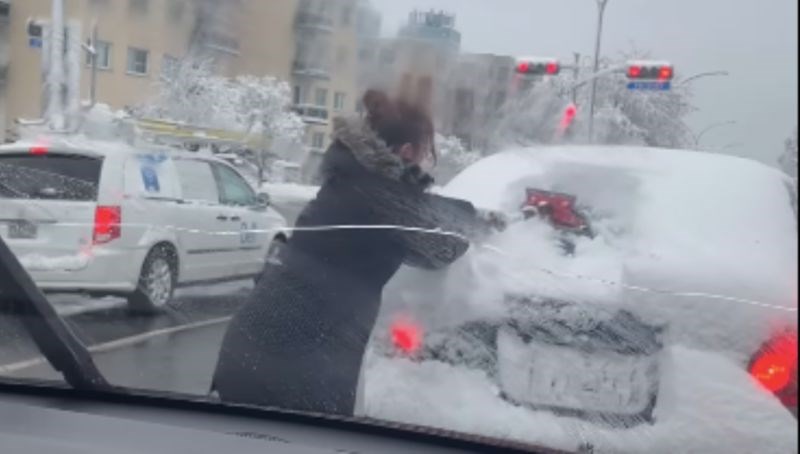 Ženu iz Kanade naživcirao je auto pun snijega u prometu, snimka njezine reakcije obišla je svijet