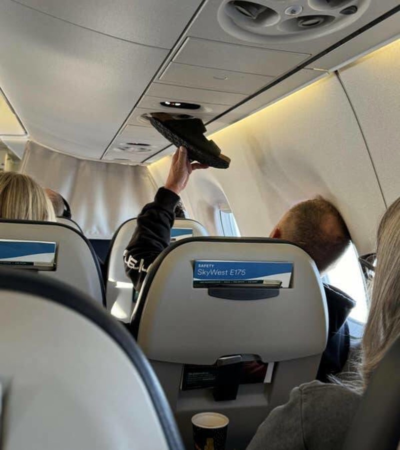 18. Tip koji zrači svoju smrdljivu šlapu ispod ventilacije u avionu