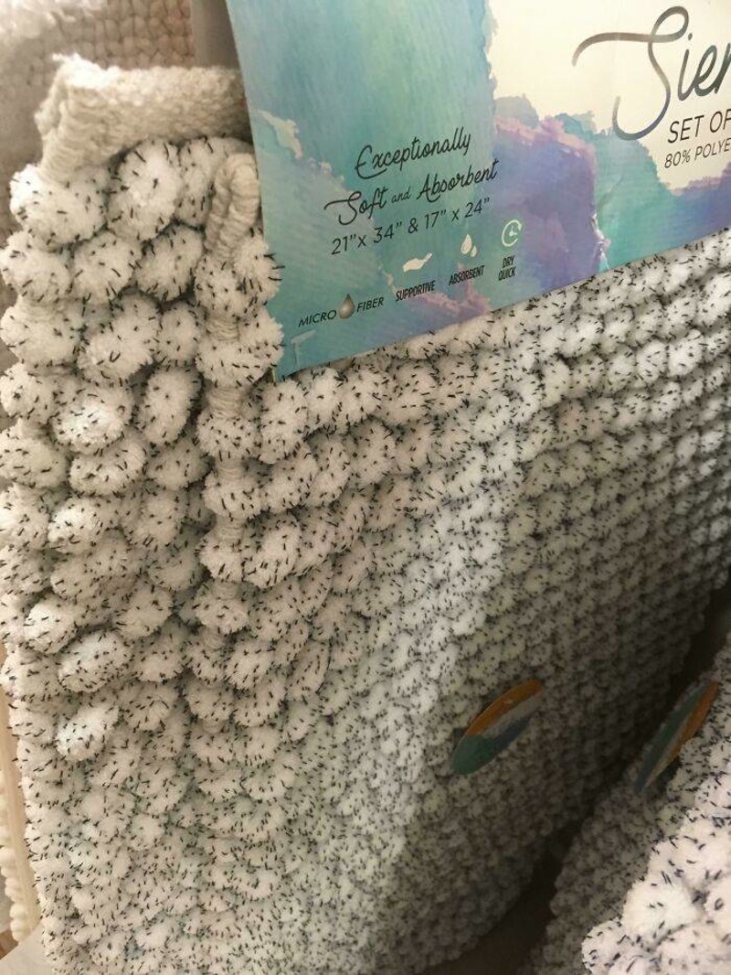 14. Tepih koji izgleda kao da su na njemu male mušice