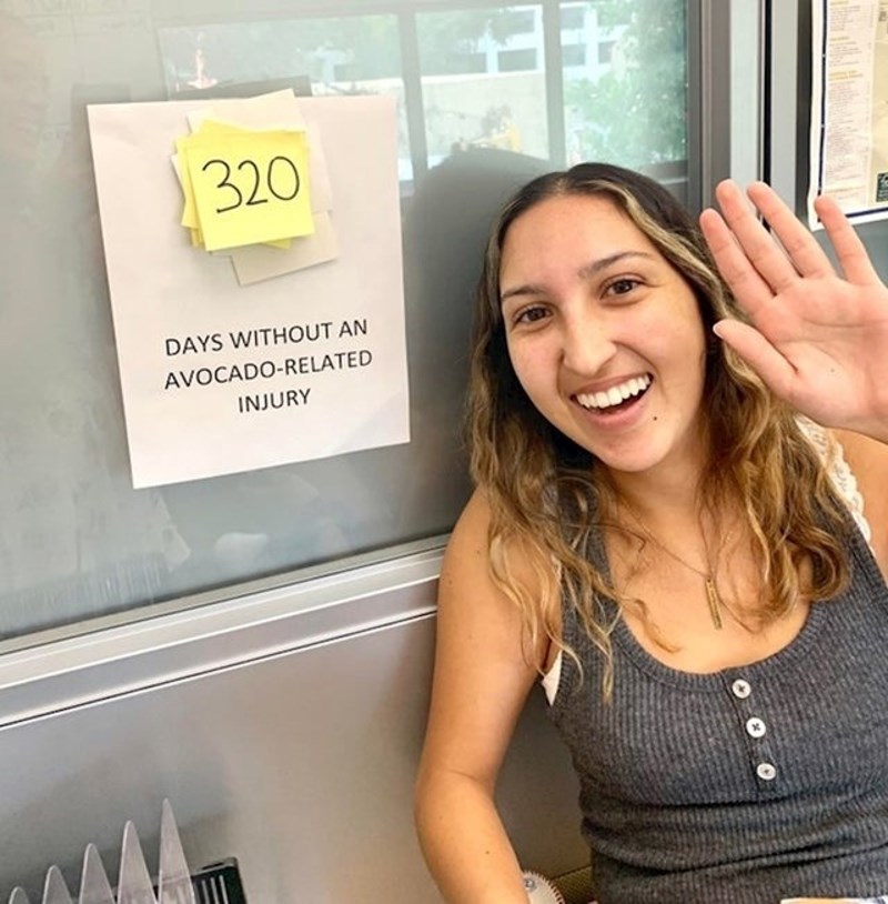 8. Prije otprilike godinu dana, jedna od radnih kolegica je morala na šivanje zbog ozljede tijekom pripreme tosta s avokadom. Tad sam joj poklonio 'brojač dana bez avokado-ozljede', još uvijek ga koristi.