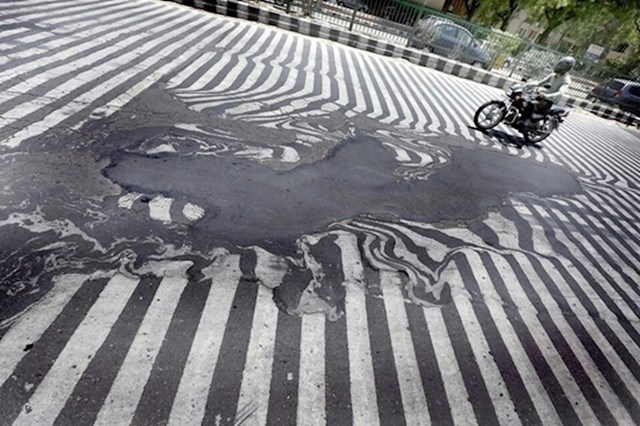 Rastopljeni asfalt je u Indiji uobičajen prizor