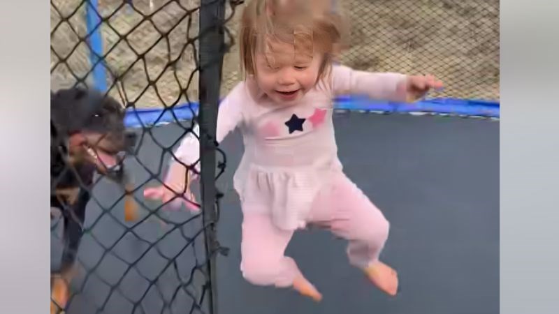 Snimka curice i rotvajlera na trampolinu raznježila je tisuće na Fejsu, odmah će vam popraviti dan