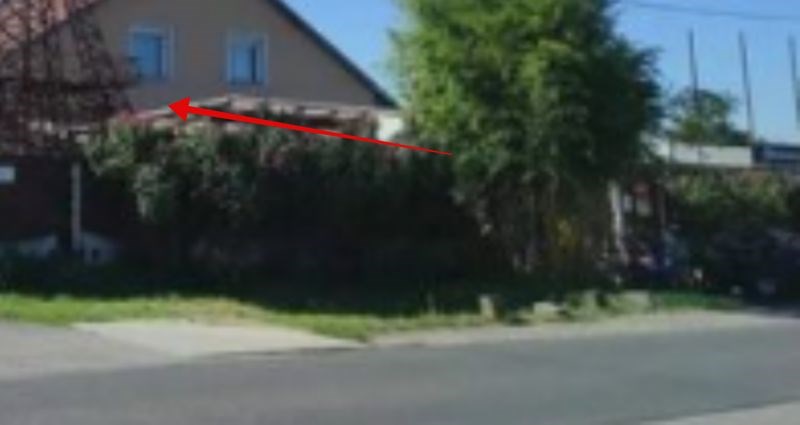 Prolaznik je morao dobro protrljati oči kad je ugledao ovaj prizor u nečijem dvorištu, a i vi ćete