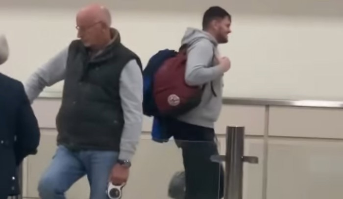 Cijeli internet smije se onome kako je mama dočekala svog odraslog sina na aerodromu, snimka je hit