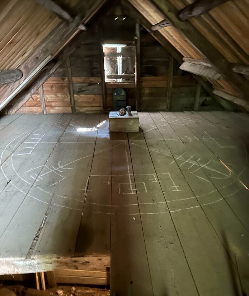 1. Na tavanu naše nove kuće pronašli smo nešto što djeluje kao oltar za crnu magiju