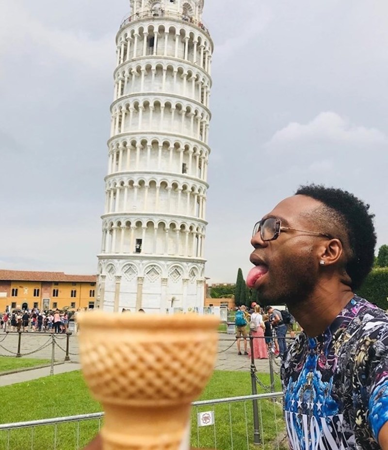 1. Htio je da izgleda kao da liže toranj, a ispalo je kao da liže čempres