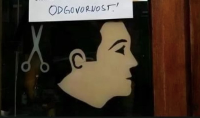 Na vratima frizeraja osvanula je totalno bizarna poruka, na taj dan sigurno baš i nisu imali posla