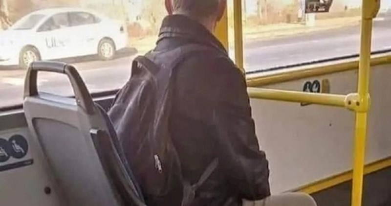 Fotku ovog tipa u busu lajkalo je preko 7 tisuća ljudi, kad ju vidite odmah će vam biti jasno zašto