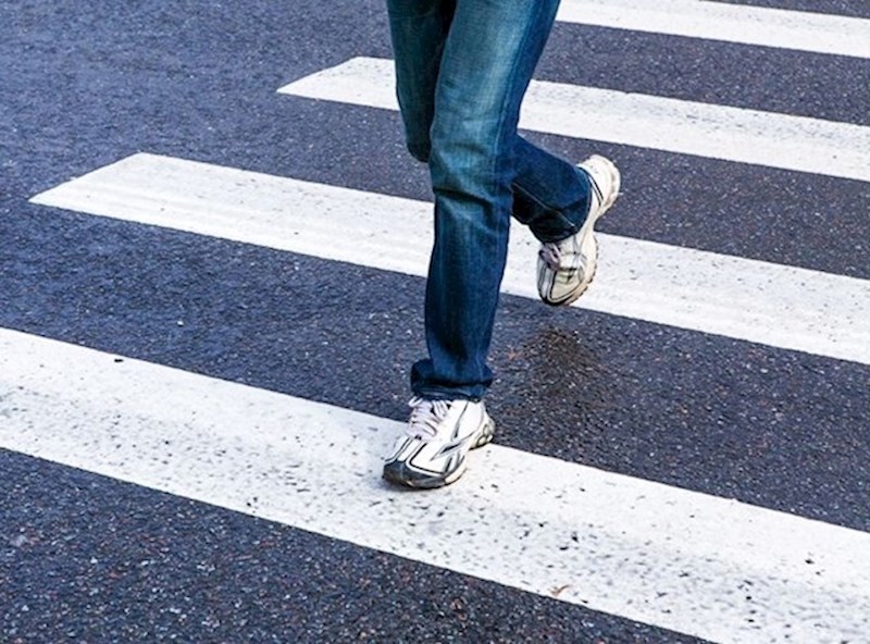 Hodanje samo po bijelim dijelovima pješačkog prijelaza