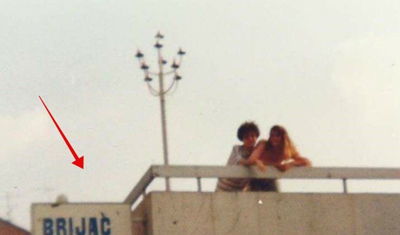 Fotka snimljena u Osijeku 80-ih teški je hit na mrežama, a sve zbog urnebesnog natpisa u pozadini