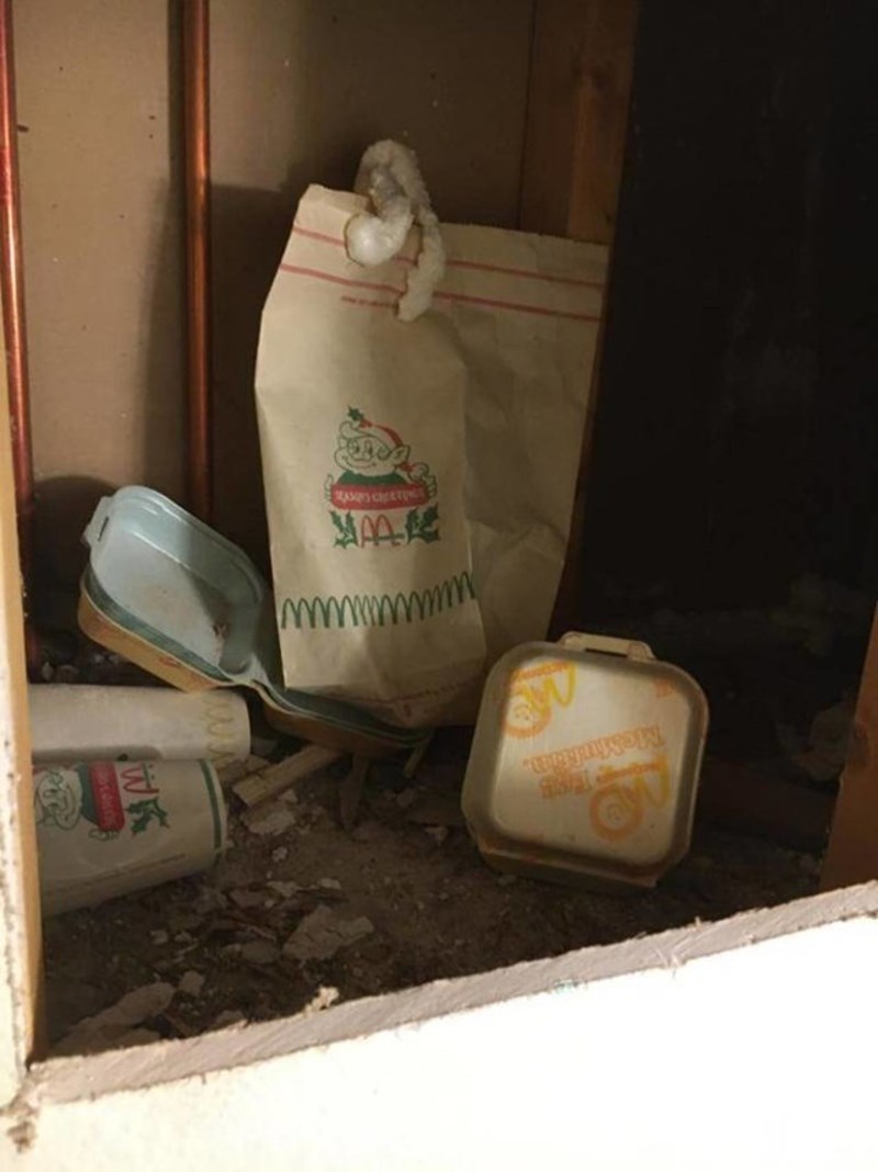 1. Kupili smo novu kuću i u zidu pronašli stare McDonald'sove ambalaže za hranu i vrećicu, i to božićno izdanje
