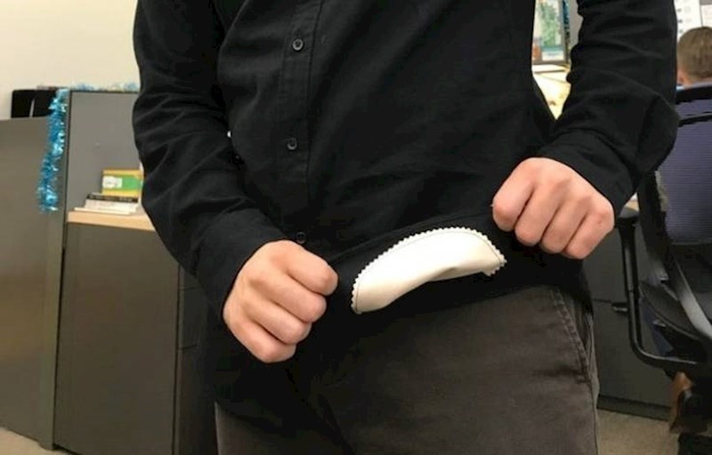 14. Ušio si je krpicu od mikrofibre na košulju kako bi mogao čistiti naočale