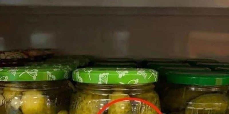 Kupac je primijetio strani predmet u staklenci kiselih krastavaca, ovo je totalno bizarno