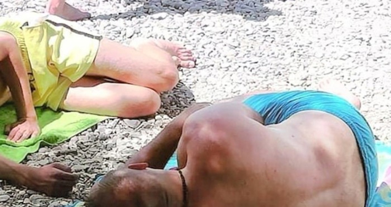 Netko je na plaži u Dalmaciji snimio urnebesan prizor, morete vidjeti što tip koristi kao jastuk