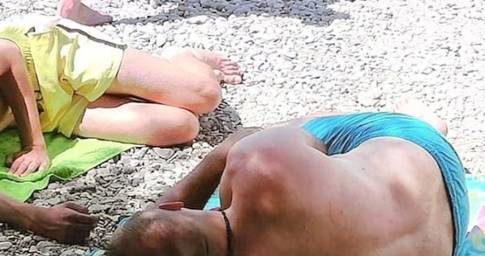 Netko je na plaži u Dalmaciji snimio urnebesan prizor, morete vidjeti što tip koristi kao jastuk