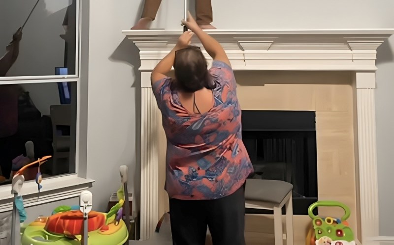 Snimka od 8 milijuna pregleda: Prasnut ćete u smijeh kad vidite kako je mama osigurala sina od pada