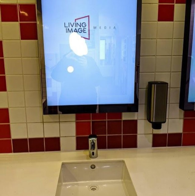 21. Ogledala zamijenjena reklamama