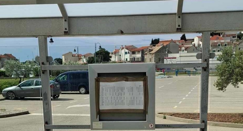 Natpis s autobusne stanice u Tribunju nasmijao je cijelu zemlju, odmah će vam biti jasno zašto