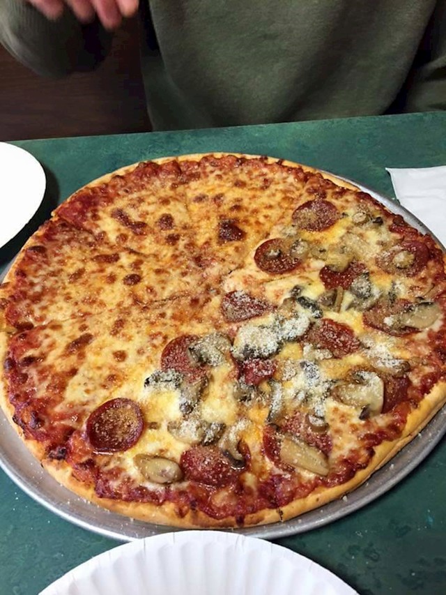 11. Naručili su pola pizze sa šampinjonima, pola sa salamom i dobili ovo