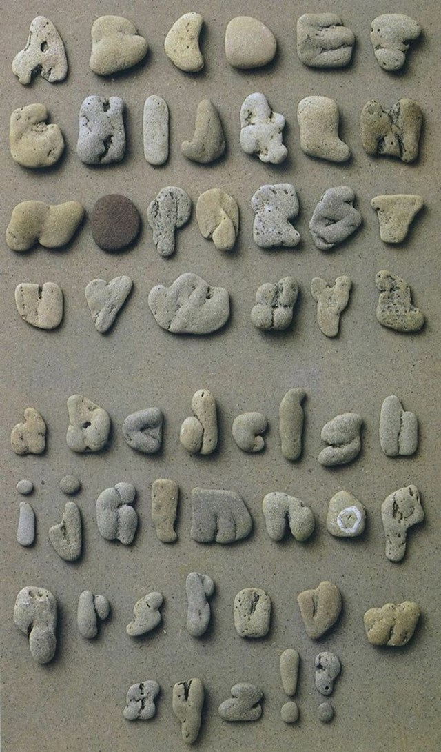 7. Osoba skuplja kamenčiće s plaže u obliku slova