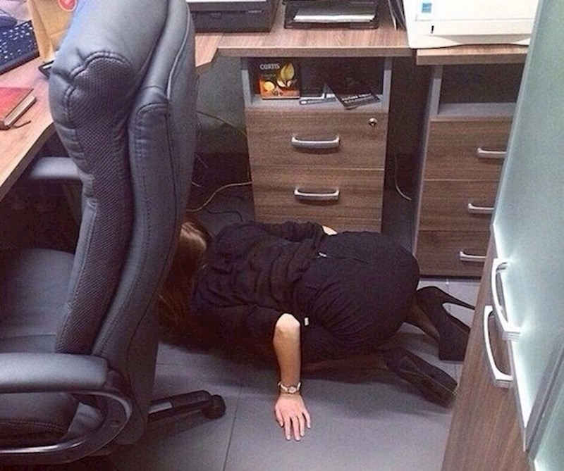 Tajnica je došla kako bi mu pomogla naći olovku.