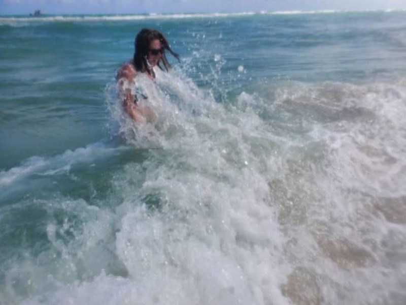 8. Zamolila je dečka da ju slika za Instagram u moru i dobila ovu urnebesnu katastrofu 🤣