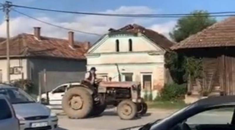 Netko je snimio tipa koji na totalno bizaran način vozi svoj traktor, video je hit na Balkanu