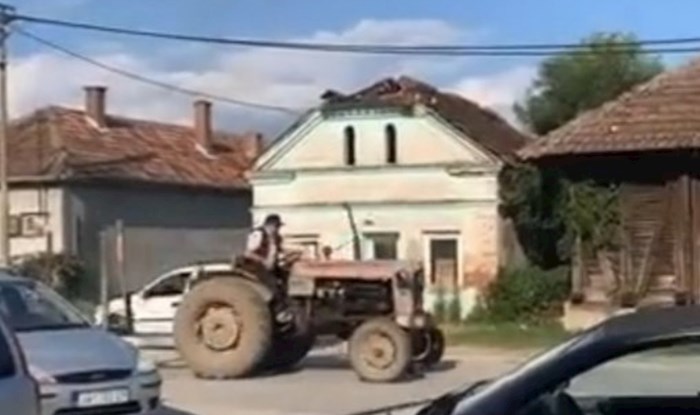 Netko je snimio tipa koji na totalno bizaran način vozi svoj traktor, video je hit na Balkanu