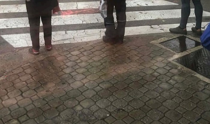 Fotka iz Šibenika je hit dana, nećete vjerovati kad vidite što je tip iskoristio umjesto kišobrana