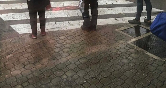 Fotka iz Šibenika je hit dana, nećete vjerovati kad vidite što je tip iskoristio umjesto kišobrana