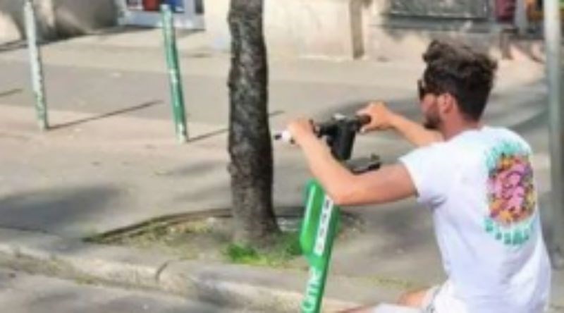 Tip se provozao Beogradom na električnom romobilu i ukrao pažnju prolaznika, pogledajte zašto