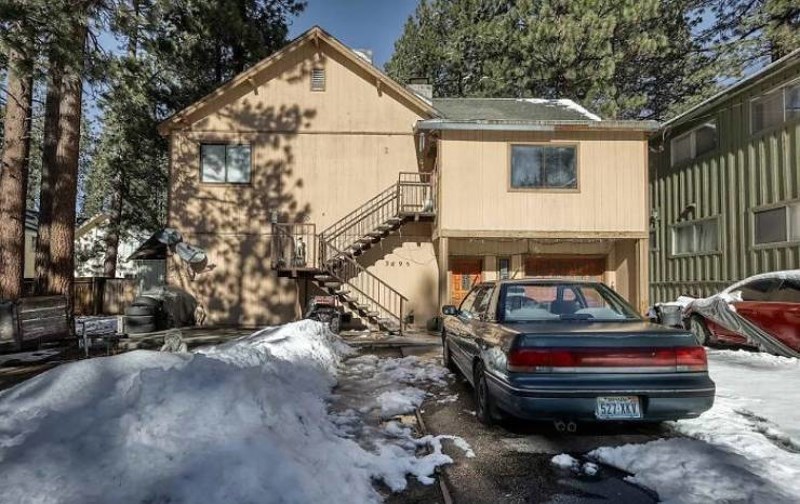 Ima malu okućnicu i parkirno mjesto te izgleda kao da ima puno potencijala...