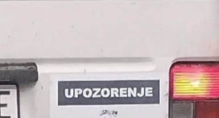 Pčelar je na svoj kombi zalijepio upozorenje za slučajne prolaznike, fotka je odmah postala hit