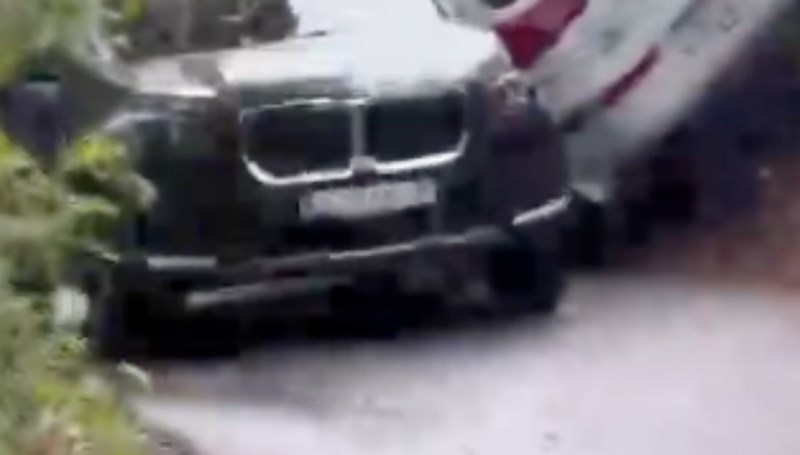 Mrežama se širi snimka totalno bizarne prometne nesreće, morate vidjeti što su vozači izveli