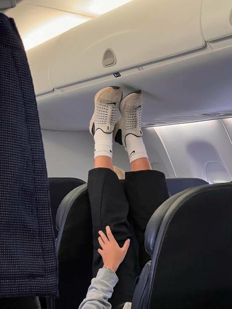 1. Putnik koji misli da je u redu ovako držati noge tijekom leta